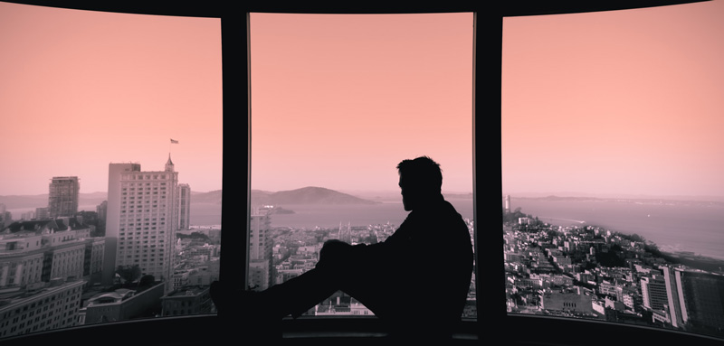άνδρας αναρωτιέται πόση αβεβαιότητα αντέχει στην ζωή του