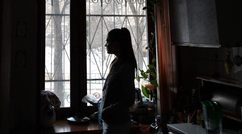 άδειο τραπέζι σε ένα σπίτι όπου βιώνουν κακοποίηση αυτή την περίοδο