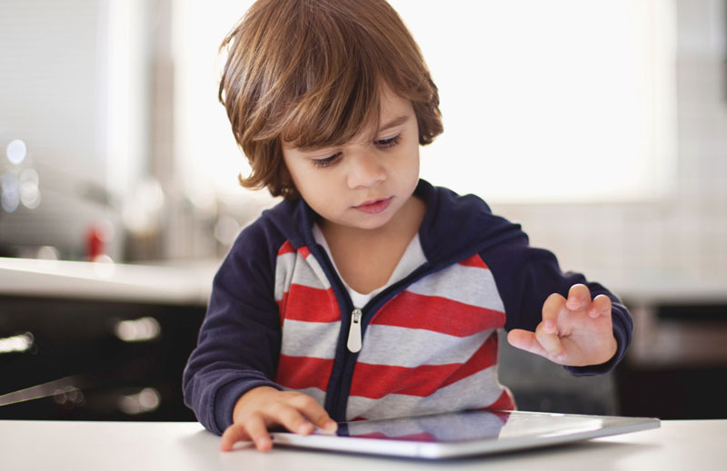 αγοράκι που παίζει στο tablet