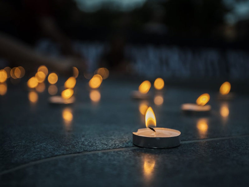 αναμμένα κεριά προσεγγίζουν ψυχολογικά τη διαχείριση πένθους και το ρόλο των τελετουργιών