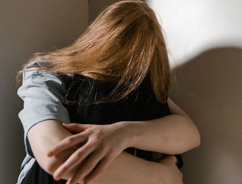 γυναίκα καταλαβαίνει πως το πένθος είναι μια διαδικασία αντίθετη της κατάθλιψης