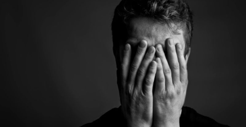 άνδρας που κλαίει σε στιγμή αδυναμίας