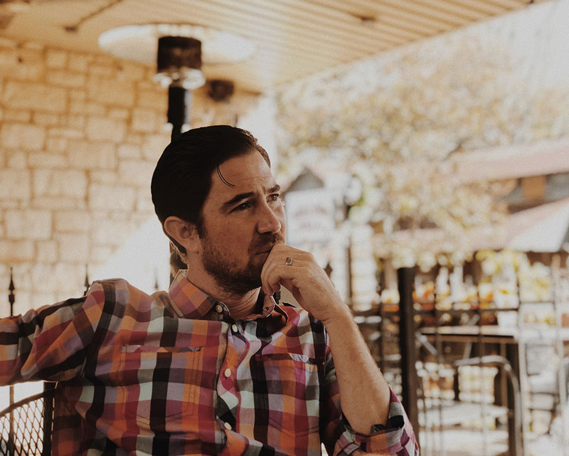 άνδρας σκέφτεται ότι οι αποφάσεις μας δεν ακολουθούν πάντα τους κανόνες της λογικής