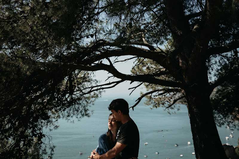ζευγάρι ξαπλωμένο στο κρεββάτι με τον άντρα αγανακτισμένο