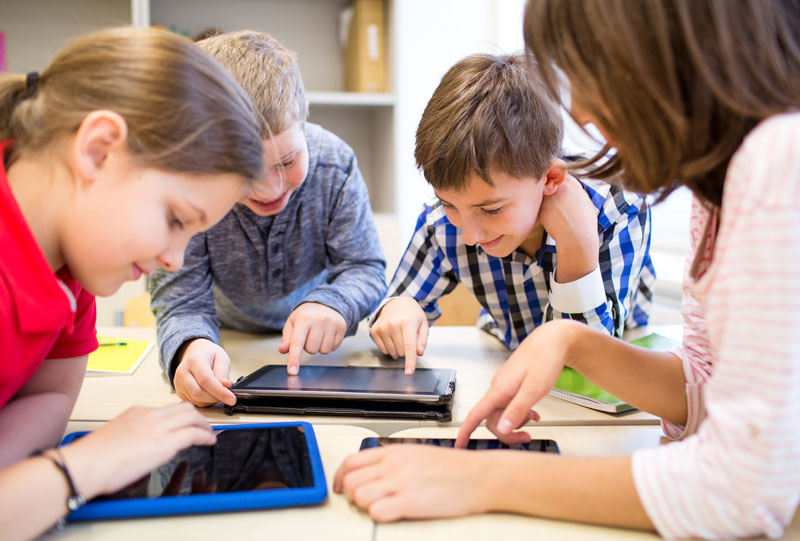 παιδιά παίζουν με τα tablet τους