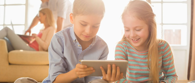 παιδιά παίζουν με tablet