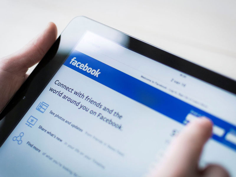 τάμπλετ με φόντο το Facebook