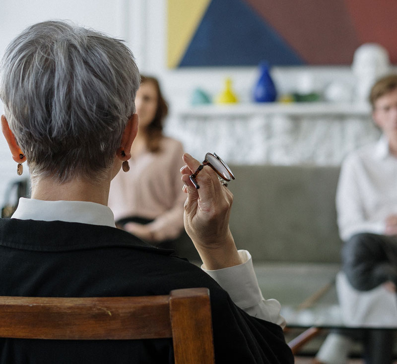 θεραπευτής παρουσιάζει τα 3 ξεκάθαρα όρια της Θεραπευτικής Σχέσης