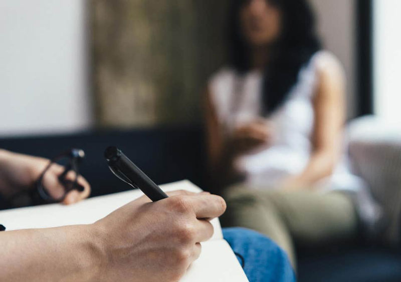 θεραπεύτρια χρησιμοποιεί τη συμβουλευτική ως επιστήμη βοήθειας