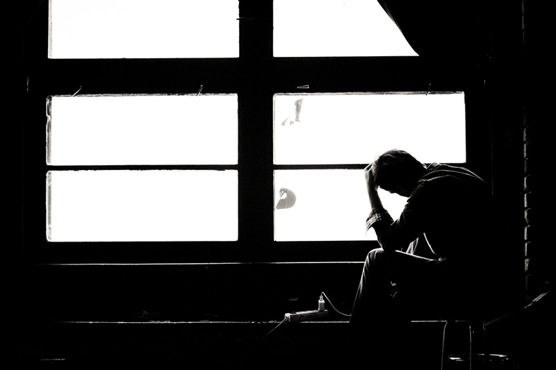 άνδρας προσπαθεί να επεξεργαστεί θεραπευτικά τις προσωπικές απώλειες