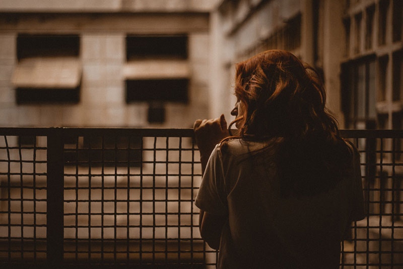 γυναίκα ανακαλύπτει ένα νέο τρόπο αντιμετώπισης του άγχους, της κατάθλιψης και του τραύματος