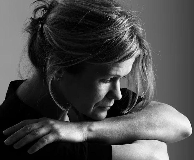 γυναίκα σκέφτεται αν πίσω από τις Αγχώδεις Διαταραχές κρύβεται ο φόβος του θανάτου