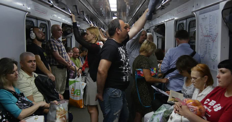 άνθρωποι στριμωγμένοι σε σταθμό μετρό