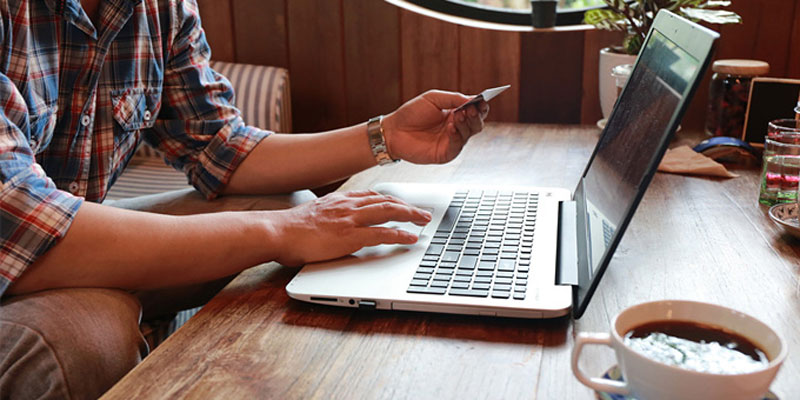 άντρας με εξάρτηση στις online αγορές