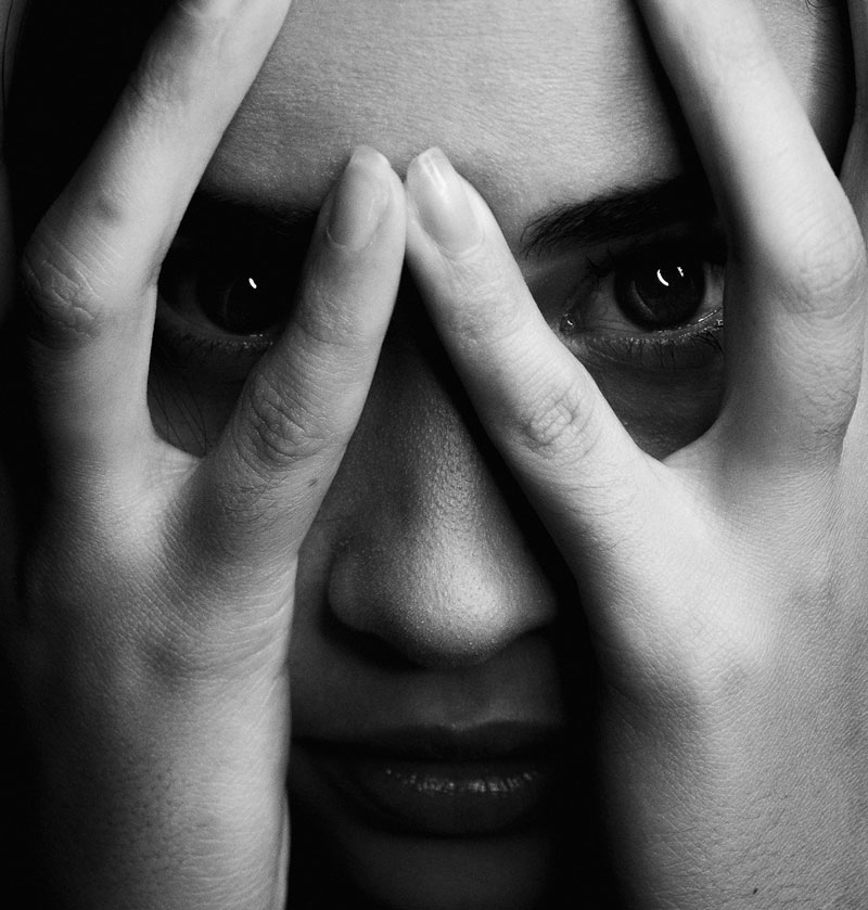 γυναίκα σκέφτεται πως να διαχειριστεί τον τρόμο