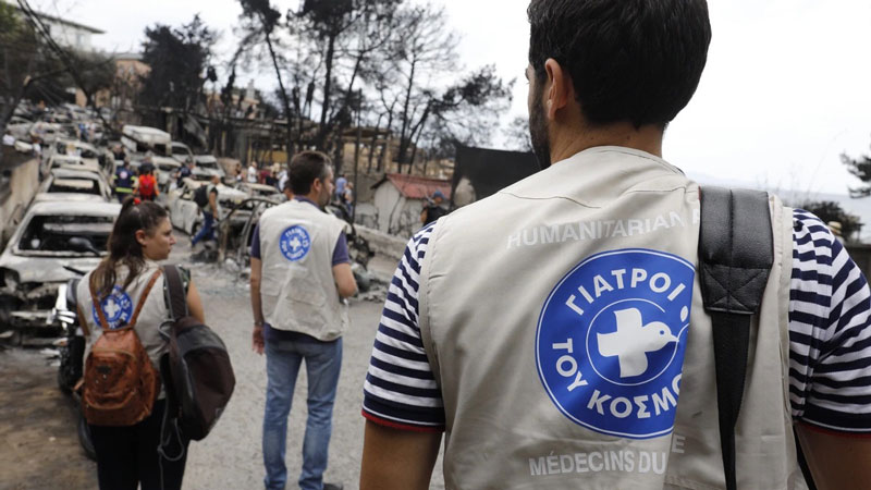 μέλη των Γιατρών του Κόσμου περπατούν στο Μάτι