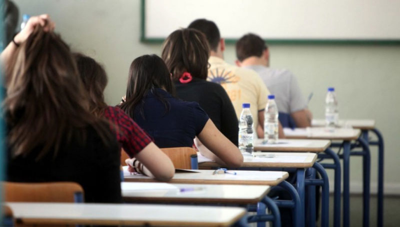 μαθητές σε μια αίθουσα σχολείου σε περίοδο πανδημίας κορωνοϊού