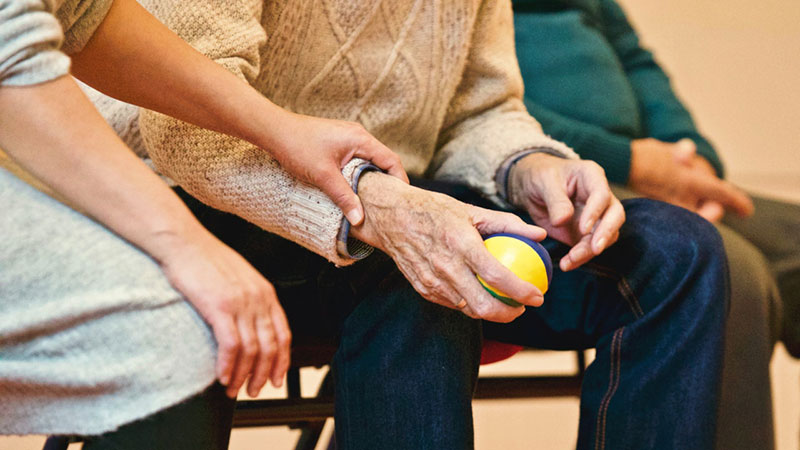 ηλικιωμένο άτομο δέχεται ψυχολογική υποστήριξη