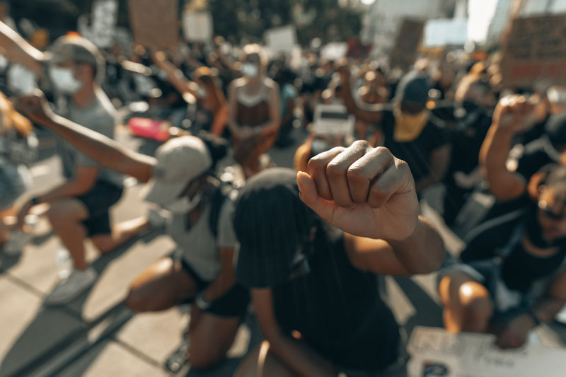 άτομα διαδηλώνουν κατά του ρατσισμού