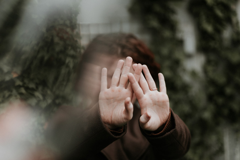 γυναίκα ανακαλύπτει το λόγο που η οπτική επαφή είναι δύσκολη για άτομα με αυτισμό