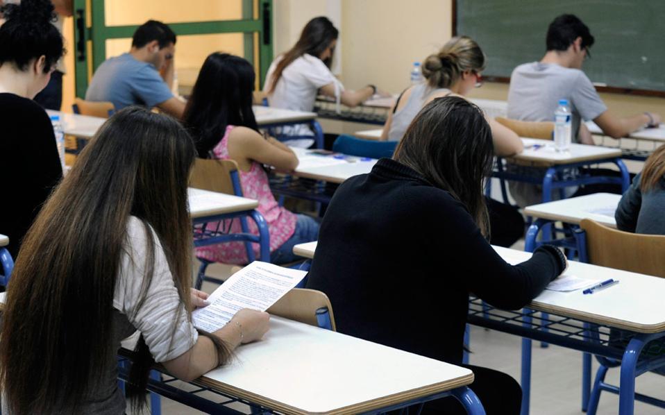 μαθητές που δίνουν πανελλήνιες εξετάσεις