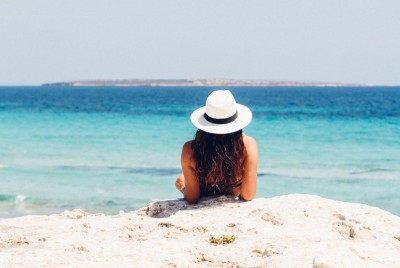γυναίκα χαλαρώνει και απολαμβάνει τις διακοπές