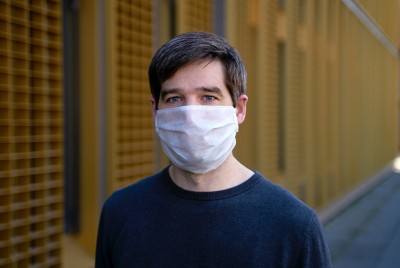 άνδρας σκέφτεται τον Κορωνοϊό που σαρώνει την υγεία μαςκαι «πνίγει» την ψυχολογία μας
