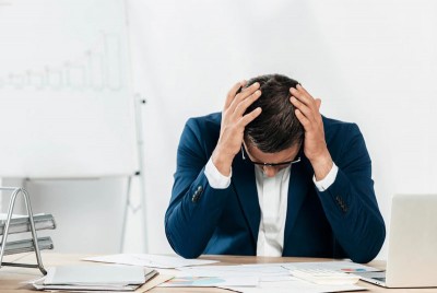 αγχωμένος εργαζόμενος στο γραφείο