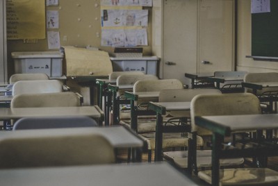 άδεια θρανία σε σχολείο λόγω πανδημίας