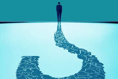 ανθρώπινη φιγούρα που σχηματίζει μία σκιά ερωτηματικό και αναρωτιέται εάν καλύτερο να γνωρίζουμε τον εαυτό μας διανοητικά ή συναισθηματικά