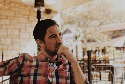 άνδρας σκέφτεται ότι οι αποφάσεις μας δεν ακολουθούν πάντα τους κανόνες της λογικής