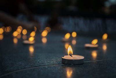 αναμμένα κεριά προσεγγίζουν ψυχολογικά τη διαχείριση πένθους και το ρόλο των τελετουργιών