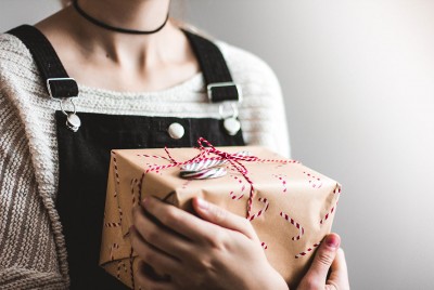γυναίκα που κρατά ένα χριστουγεννιάτικο δώρο