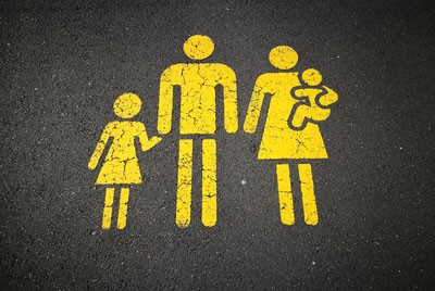 φιγούρες οικογένειας με κίτρινο χρώμα στο δρόμο απεικονίζουν τον οικογενειακό αστερισμό και την σημασία του στην ζωή μας