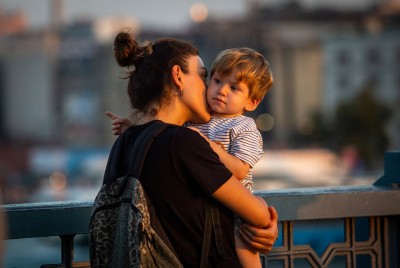 παιδί που αγκαλιάζει τη μητέρα του