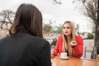 δύο γυναίκες συνομιλούν για την λειτουργική θεωρία των στάσεων