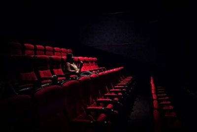 γυναίκα κάθεται σε μια αίθουσα κινηματογράφου