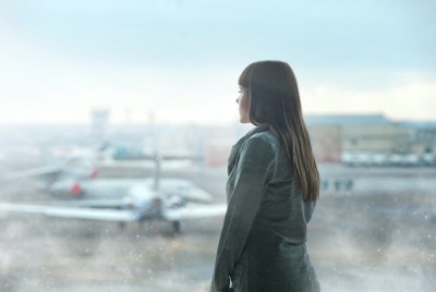 γυναίκα αγχώνεται όταν ταξιδεύει