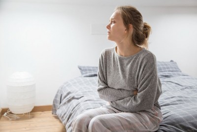 γυναίκα αντιλαμβάνεται τη σύνδεση μεταξύ ασθενειών του εγκεφάλου και του πεπτικού συστήματος