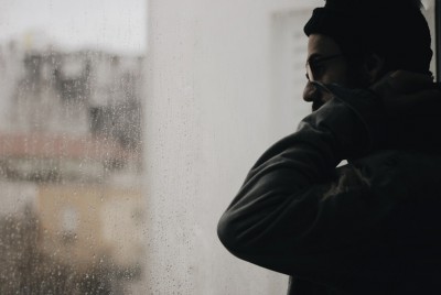 άνδρας σκέφτεται τα επτά βήματα για να σταματήσετε την αναβλητικότητα