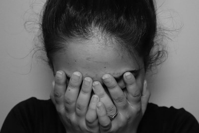 γυναίκα που αντιμετωπίζει κρίση πανικού κοιτάζει ψηλά με κόσμο γύρω της