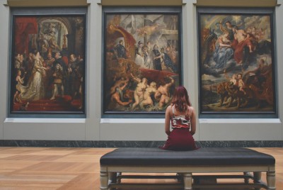 γυναίκα κάνει ψυχοθεραπεία μέσα στα μουσεία