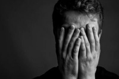 άνδρας που κλαίει σε στιγμή αδυναμίας