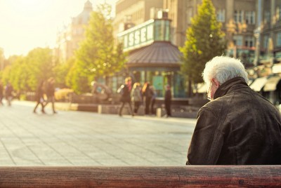 ηλικιωμένος σε παγκάκι ακολουθεί το γήρας ως μια φυσιολογική διαδικασία