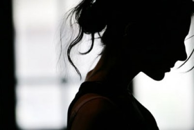 γυναίκα κοιτάει αγχωμένη το κενό το βράδυ
