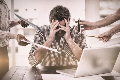 άντρας με εργασιακό στρες μπορεί να πάθει εργατικό ατύχημα