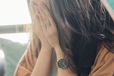 απογοητευμένη γυναίκα είναι καθισμένη σε μια προβλήτα