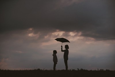 σκίτσο ενός ανθρώπου να βοηθάει έναν άλλο