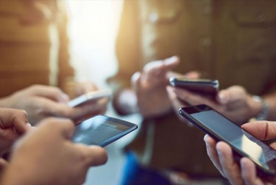 μια παρέα πατάει "likes" στα social media στα smartphone της