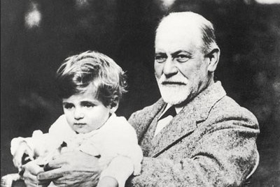 ο Freud κρατάει στην αγκαλιά του ένα αγοράκι